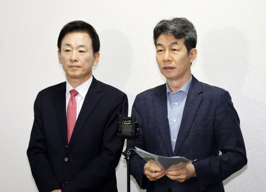 韓国の国会情報委員会の与野党幹事を務める共に民主党の尹建永（ユン・ゴニョン）議員（右）と国民の力の柳栄夏（ユ・ヨンハ）議員が30日、情報委員会全体会議を終えた後、記者会見に臨んでいる。聯合ニュース