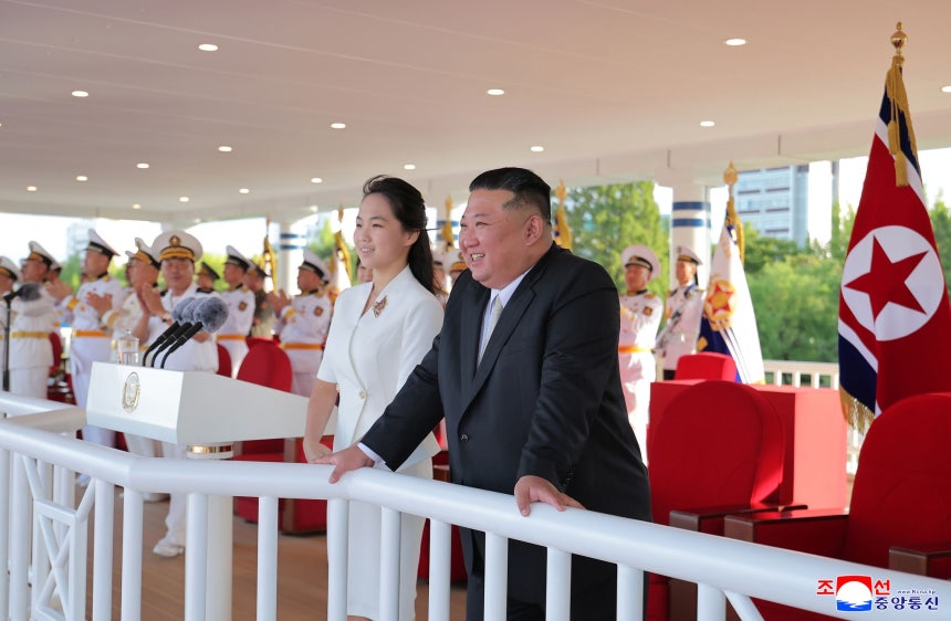 北朝鮮の金正恩（キム・ジョンウン）国務委員長と娘のキム・ジュエ氏。朝鮮中央通信＝聯合ニュース