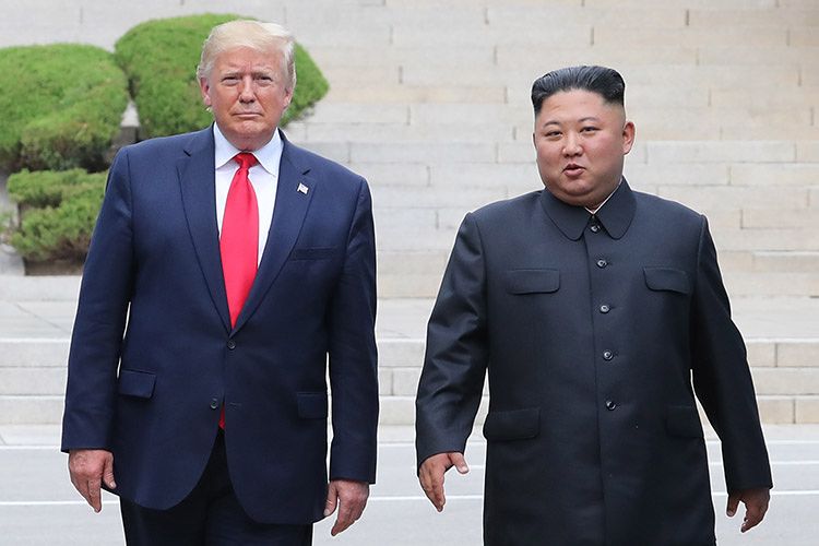 2019年に会った米国のトランプ大統領（左）と北朝鮮の金正恩（キム・ジョンウン）国務委員長。聯合ニュース