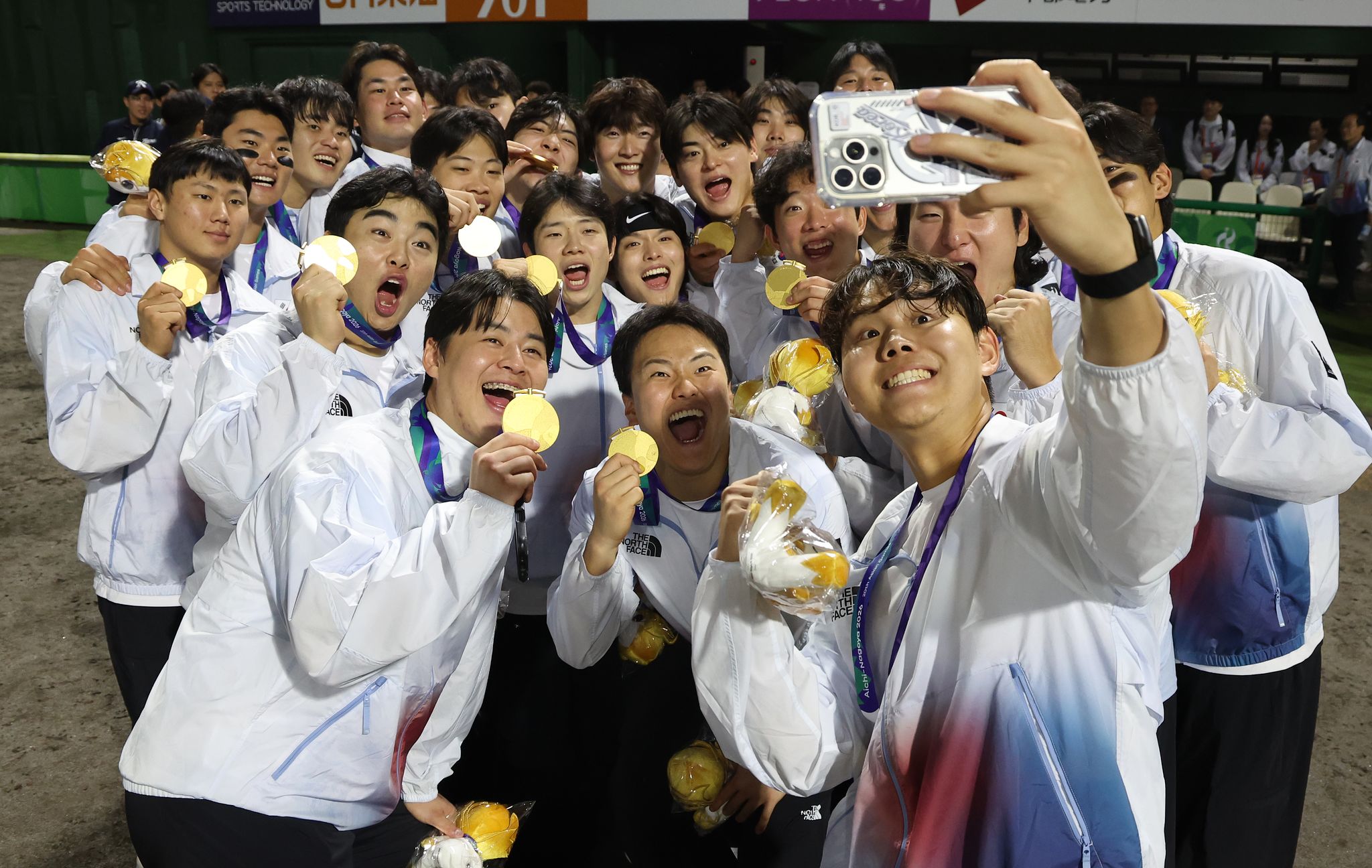金メダルを首にかけて自撮りする韓国野球代表選手。聯合ニュース