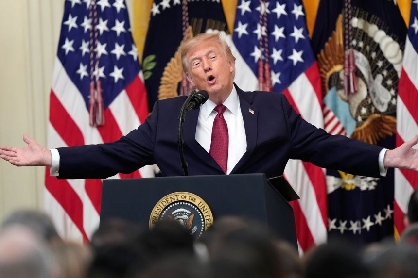 ドナルド・トランプ米大統領が9月30日（現地時間）、ワシントンのホワイトハウス・イーストルームで開かれたヒスパニック文化遺産月間の記念行事で演説している。AP＝聯合ニュース