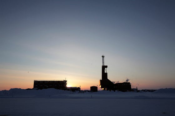 米国アラスカ北部プルドーベイの石油ボーリング施設の背後で日が沈んでいる。ロイター＝聯合ニュース