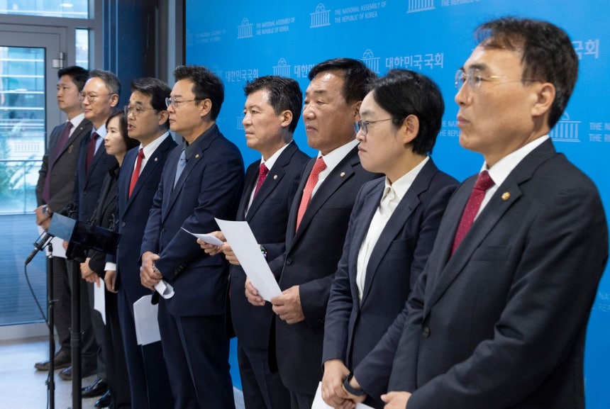 「国民の力」の財政経済企画委員会・産業通商資源中小ベンチャー企業委員会所属議員が1日に「李在明政権の屈従・無能外交緊急糾弾」記者会見を終え取材陣の質問に答えている。［写真 聯合ニュース］