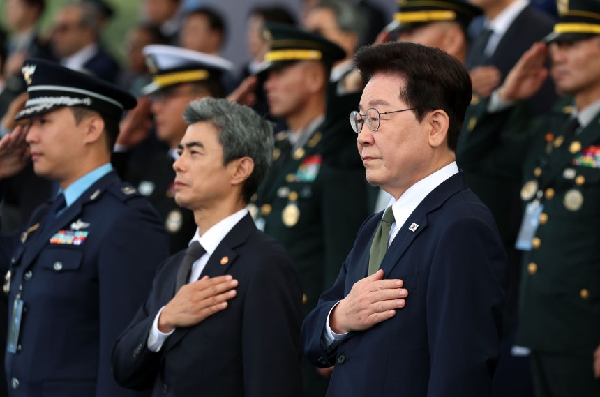 李在明大統領が1日に開かれた国軍の日記念行事で国旗に敬礼している。［写真 聯合ニュース］