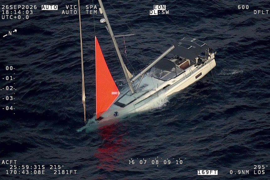   マッコウクジラの群れと衝突し、浸水したヨット。［ニュージーランド軍、AFP＝聯合ニュース］