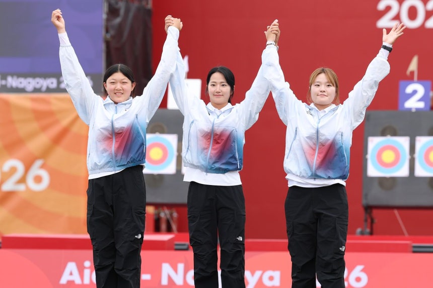 韓国のカン・ヨンソ（左から）、パク・ジョンユン、パク・イェリンが30日、アジア大会アーチェリーコンパウンド女子団体戦の表彰台に立っている。［ニュース1］