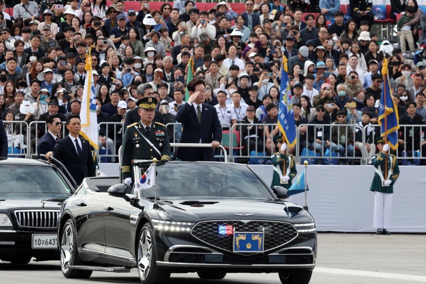 1日、忠清南道の鶏竜台で開かれた第78周年国軍の日記念行事で閲兵車両に乗って観閲する李在明（イ・ジェミョン）大統領 ［聯合ニュース］
