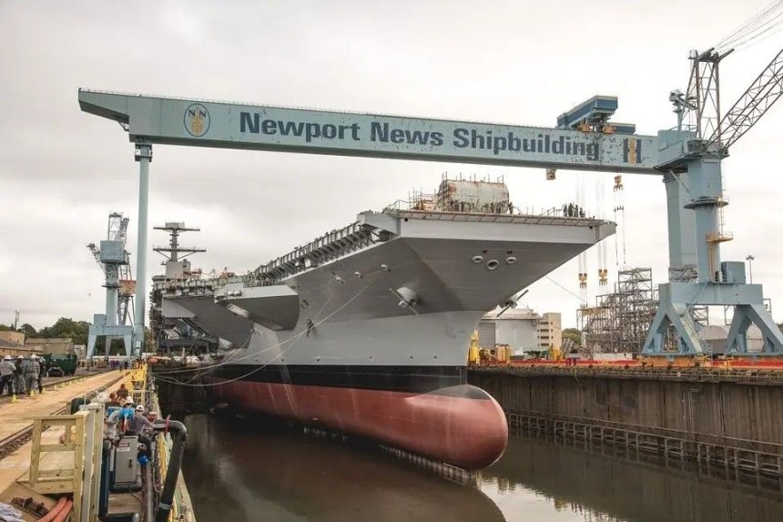 2019年10月29日、HIIの造船所で米国海軍の原子力空母「ジョン・F・ケネディ」の建造ドックに水が満たされている。この造船所は米海軍の唯一の空母供給者だ。同時に米海軍潜水艦の提供者2社のうち1社だ。［写真 HII］