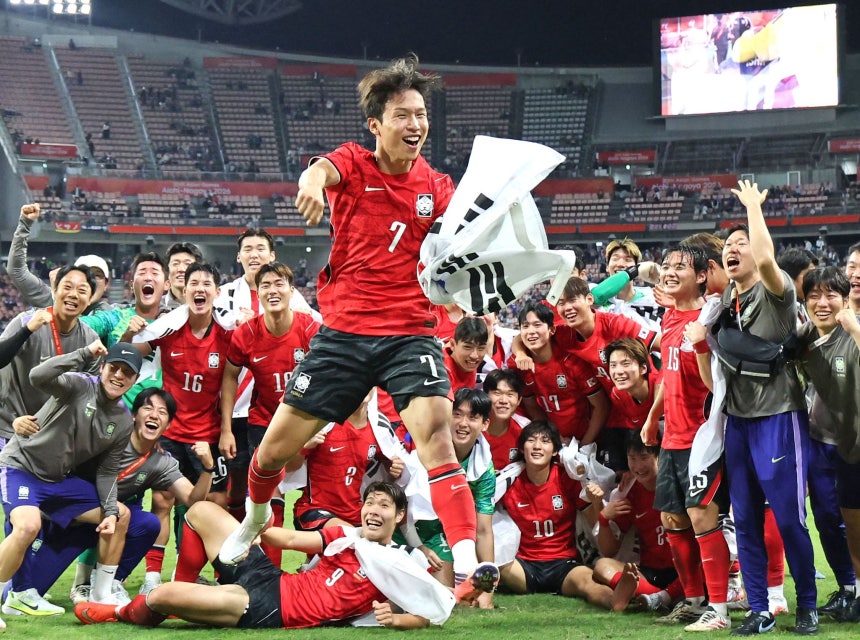 3日に愛知県のトヨタスタジアムで開かれたアジア大会男子サッカー韓国対日本の決勝戦。勝利後金メダルを手にした韓国選手が記念撮影をしている間に大会得点王とアシスト王となったオム・ジソンが喜んでいる。［写真 聯合ニュース］