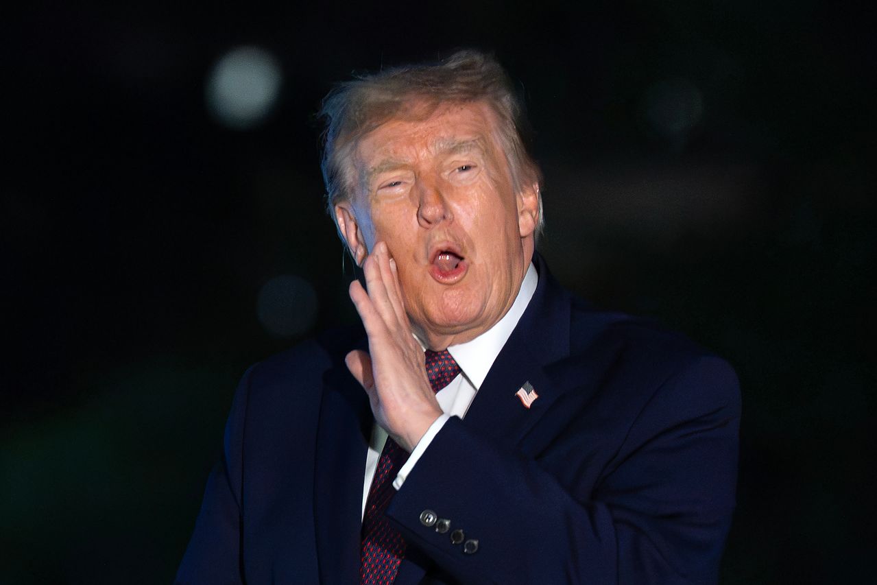 トランプ米大統領が2日（現地時間）、ホワイトハウスのサウスローンに到着し、記者らに話している。［AP＝聯合ニュース］