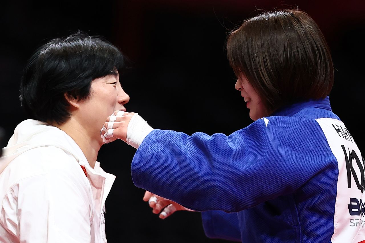   韓国柔道女子代表のチョン・ソンスク監督（左）と、愛知・名古屋2026アジア競技大会・韓国柔道で唯一の金メダリストとなった許海実（ホ・ミミ）。聯合ニュース