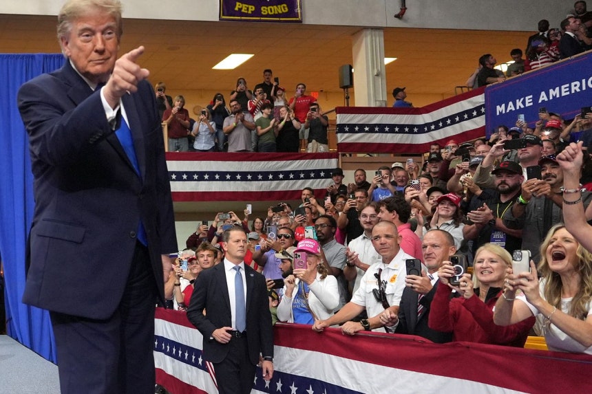 トランプ米大統領が3日（現地時間）、オハイオ州バンダリアのバトラー高校で演説し、支持者に手を振っている。［AP＝聯合ニュース］