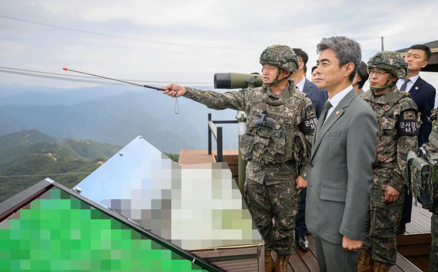 姜信哲（カン・シンチョル）国防部長官が秋夕（チュソク、中秋）連休初日の先月24日、中東部戦線の最前方の陸軍第7歩兵師団を訪問し、部隊の関係者から説明を聞いている。［聯合ニュース］