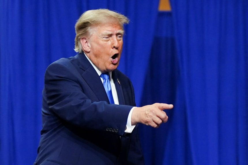 3日（現地時間）、ドナルド・トランプ米大統領が米オハイオ州で開かれた集会でジェスチャーをしている。ロイター＝聯合ニュース