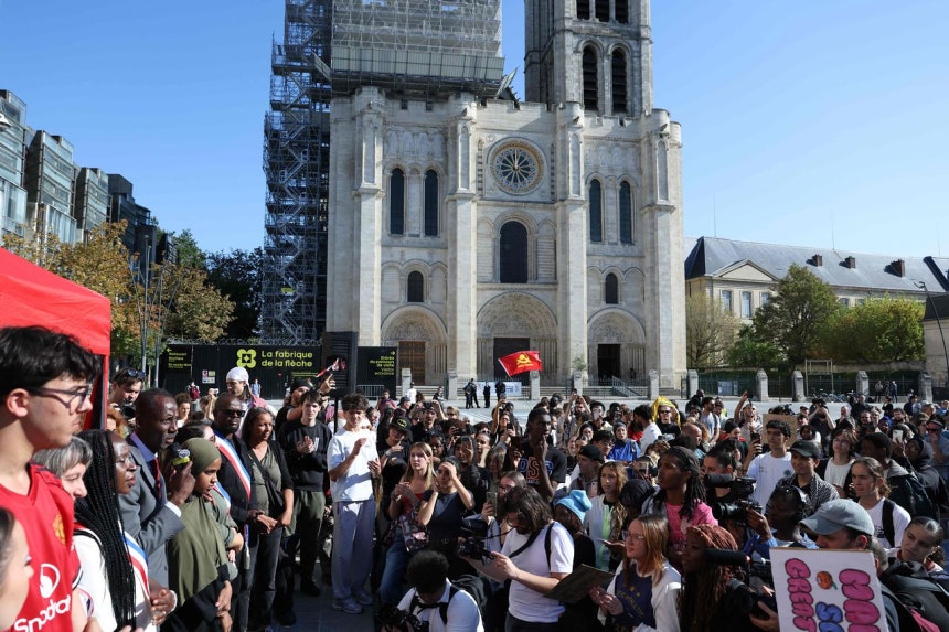 4日、フランスのパリ北部サンドニで開かれた高校生総会でサンドニ市長が生徒らに発言している。フランスの高校生は教師欠員と長い授業時間、古い教育施設などに抗議し全国的なデモを行っている。［写真 AFP＝聯合ニュース］