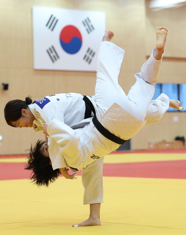 2026愛知・名古屋アジア競技大会の女子柔道でチョン・スジンが計量（体重チェック）で失格したことに関連し、大韓柔道会が5日、謝罪文を掲載した。写真は大会を控えて行われた公開練習で相手を投げるチョン・スジン。［聯合ニュース］