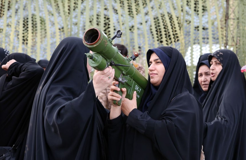イランの女性らが4日（現地時間）、テヘランのイマーム・ホセイン広場に設けられたジャンファダ（Jan－Fada・イランのための犠牲）軍事訓練キャンプで武器を手に訓練を受けている。［EPA＝聯合ニュース］