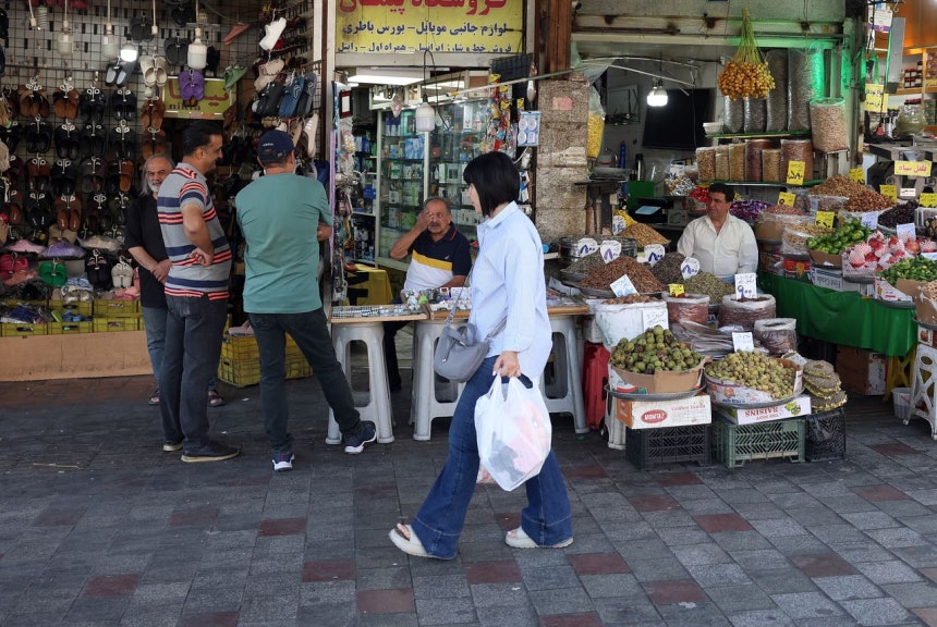 先月30日、イランのテヘランで女性が市場を歩いている。［EPA＝聯合ニュース]