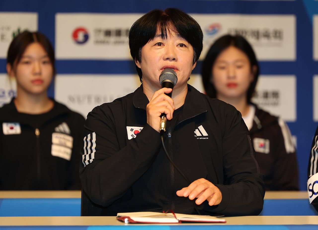   韓国女子柔道のチョン・スジン選手（左）と女子柔道韓国代表の鄭成淑（チョン・ソンスク）監督／聯合ニュース
