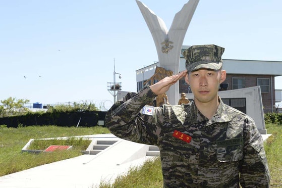 韓国代表の孫興慜（ソン・フンミン）が2020年5月8日、済州西帰浦市大静邑（チェジュ・ソギポシ・テジョンウプ）の海兵隊第9旅団訓練所で3週間の基礎軍事訓練を終えて退所した。孫興慜は訓練生157人のうち修了成績1位で「必勝」賞を受けた。孫興慜はジャカルタ・パレンバン2018アジア競技大会男子サッカーで金メダルを獲得し、芸術・体育要員（兵役特例）に分類された。芸術・体育要員は4週間の基礎軍事訓練と544時間の奉仕活動を履修することで兵役義務に代える制度だ。［写真 海兵隊］