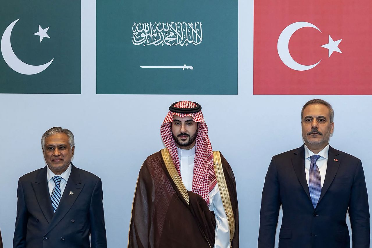 5日（現地時間）、サウジアラビアのリヤドで開かれたサウジアラビア、トルコ、パキスタンの3カ国による緊急会議に出席し、記念撮影に臨むパキスタンのイシャク・ダール副首相兼外相、サウジアラビアのハリド・ビン・サルマン国防相、トルコのハカン・フィダン外相（左から）。この日の会議で、トルコとパキスタンは、イエメンの反政府武装組織フーシ派による攻撃を防ぐため、サウジアラビアに派兵すると表明した。［AFP＝聯合ニュース］