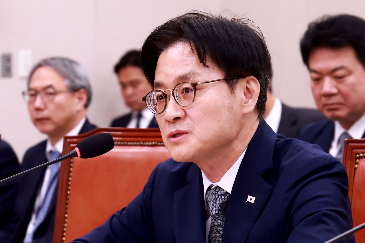 産業通商部の金正官長官が6日に国会で開かれた国政監査で議員の質疑に答えている。チャン・ジニョン記者