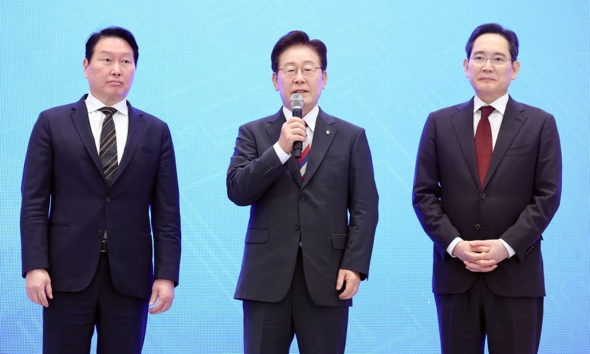 韓国の李在明（イ・ジェミョン）大統領が6月29日、青瓦台迎賓館で開かれた「大韓民国大跳躍3大メガプロジェクト国民報告会」で発言している。写真左から崔泰源（チェ・テウォン）SKグループ会長、李大統領、李在鎔（イ・ジェヨン）サムスン電子会長。ニュース1