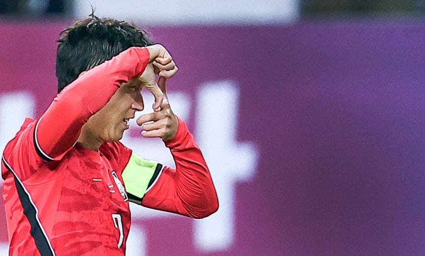 韓国代表は6日、竜仁ミルスタジアムで行われた親善試合でウズベキスタンに2－0で勝利した。前半6分、FKから先制ゴールを決めて「カメラ」セレブレーションをする孫興慜（ソン・フンミン）。レジェンド車範根（チャ・ボムグン）を抜いて韓国人のAマッチ最多得点記録（59得点）を打ち立てた。［聯合ニュース］
