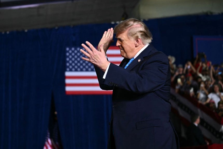 ドナルド・トランプ米大統領が5日（現地時間）、ネブラスカ州で演説するため壇上に上がっている。AFP＝聯合ニュース