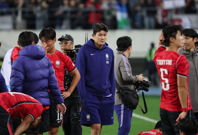 ウズベキスタンとの親善試合が終わった後、黄仁範（ファン・インボム）、黄喜燦（ファン・ヒチャン）と共に代表引退の意思を明らかにしたという金玟哉（キム・ミンジェ、真ん中） ［ニュース1］