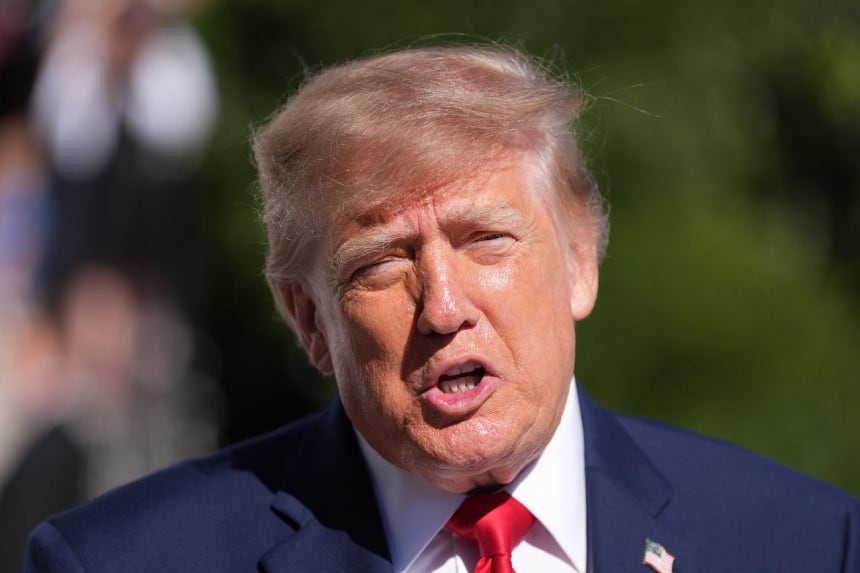 トランプ大統領が6日、ホワイトハウスで記者らと対話している。［写真 AP＝聯合ニュース］