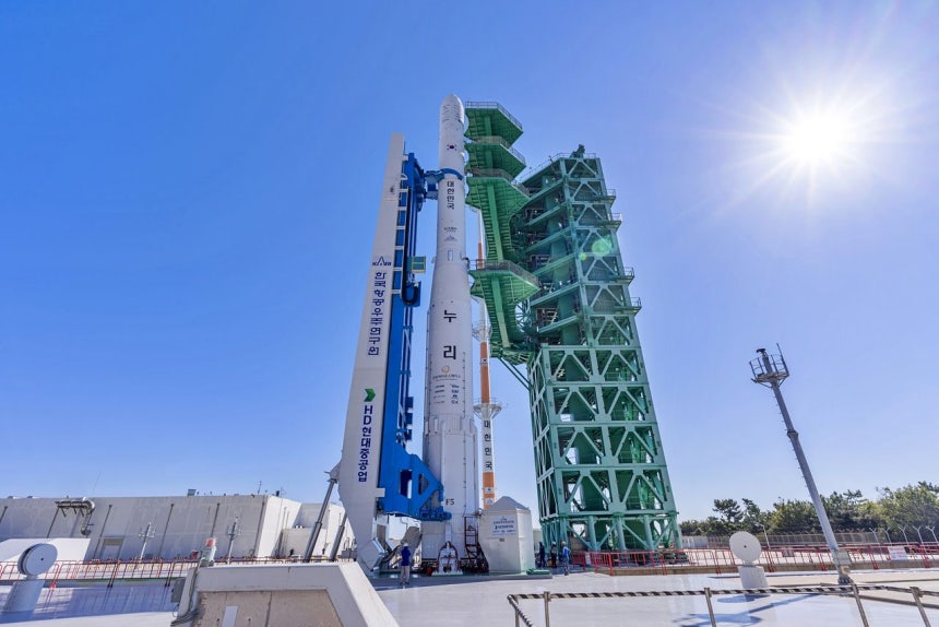 6日、光州（クァンジュ）統合市高興（コフン）の羅老（ナロ）宇宙センターで、ロケット「ヌリ号」5回目の打ち上げに向けた発射台への起立作業が行われている。聯合ニュース