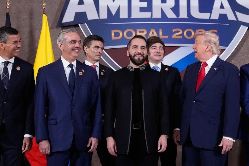 3月7日（現地時間）、米フロリダ州のトランプ・ナショナル・ドラール・マイアミで開かれた多国間政治・安全保障連合体「米州の盾」首脳会議で記念撮影をする各国首脳。［AP＝聯合ニュース］