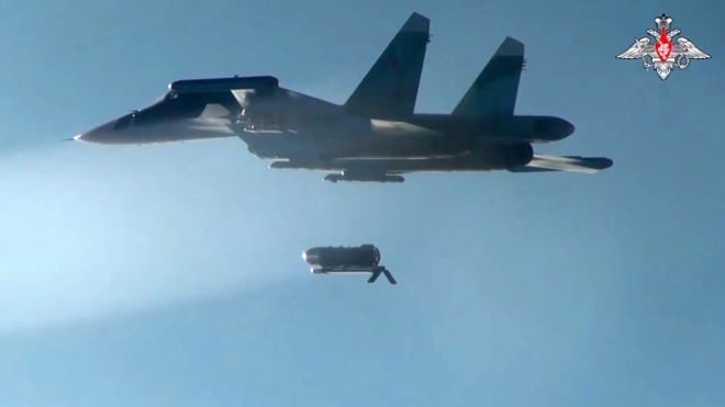 ロシアのSu－34戦闘爆撃機が滑空装置を装着したFAB－3000爆弾を投下する場面。ロシア国防省が公開した映像の一場面で、今回のハンスカヤ飛行場空爆とは直接関係がない資料映像。 ［ロシア国防省の映像キャプチャー］