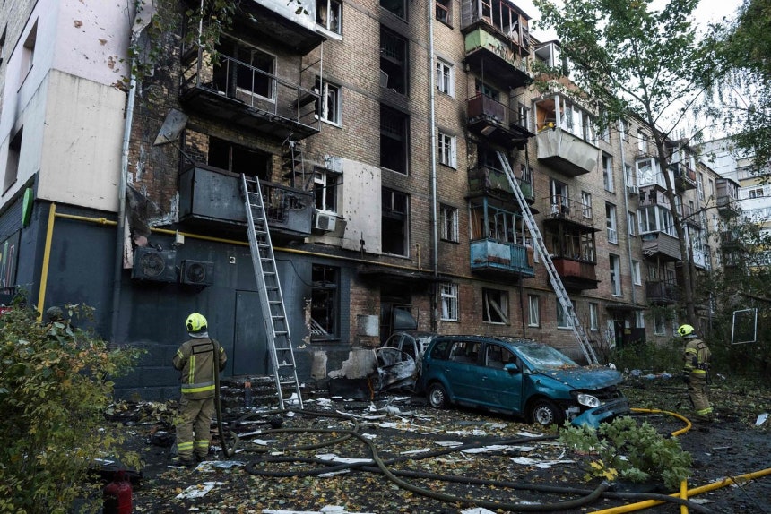 7日（現地時間）、ウクライナの首都キーウで、救助隊員らがロシアのドローン攻撃によって損壊した5階建ての住宅の周辺で救助活動を行っている。［AFP＝聯合ニュース］