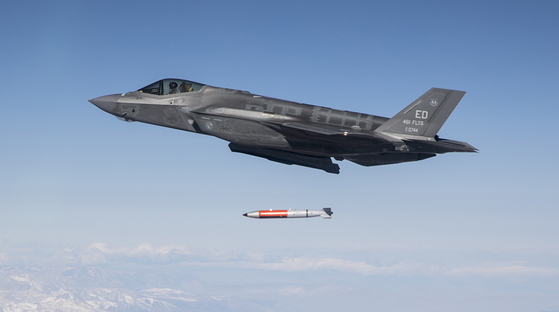 米空軍のステルス戦闘機F－35AライトニングIIがB61模擬弾を投下している。F－35Aは通常兵器だけでなく核兵器でも攻撃できる二重目的戦闘機（DCA）に挙げられる。 ［写真 米国防総省］