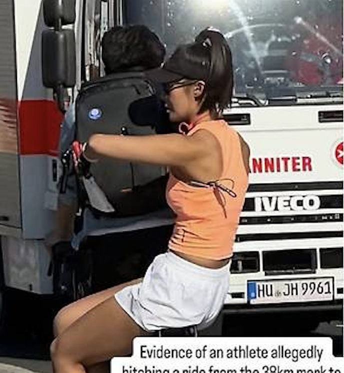  ベルリンマラソンのレース中に自転車に乗る中国人女性、孫媛媛。［SNS キャプチャー］