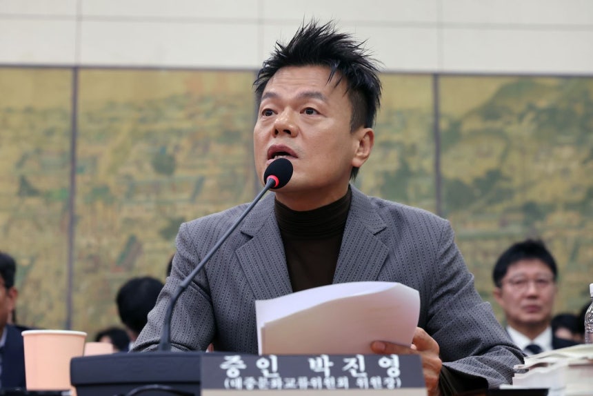 大衆文化交流委員会の共同委員長を務めるJYPのパク・ジニョンが7日、国会文化体育観光委員会で開かれた文化体育観光部に対する国政監査に証人として出席し、議員の質問に答えている。 ［ニュース1］