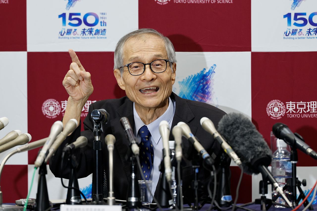 硤合憲三教授が7日、東京理科大で開かれた記者会見で発言している。硤合教授はフランスのアンリ・カガン教授と共に今年のノーベル化学賞の受賞者に選ばれた。［EPA＝聯合ニュース］