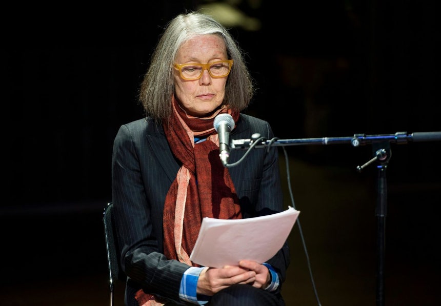 カナダの詩人アン・カーソン氏が2015年5月、スウェーデンのストックホルム近代美術館で上演された自身の戯曲『Antigonick（アンティゴニック）』で自ら演じている様子。AFP＝聯合ニュース