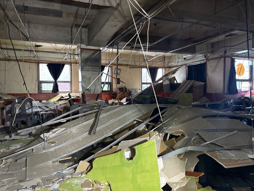 10日、大邱（テグ）広域市北区観音洞（プック・クァヌムドン）の4階建て建物の2階にある近隣生活施設（店舗や飲食店、事務所などが入る施設）で天井の仕上げ材が崩落し、9人が負傷、数十人が避難した。写真は事故現場。［聯合ニュース］