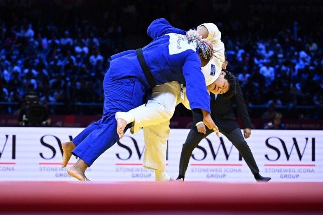 柔道世界選手権女子78キロ超級の決勝でフランスのロマヌ・ディッコと対戦した韓国のイ・ヒョンジ（右） ［写真　IJF］