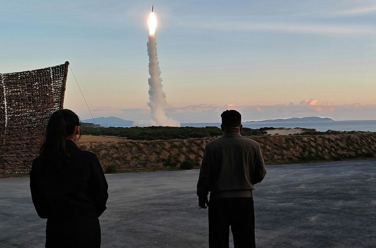 北朝鮮の朝鮮労働党機関紙「労働新聞」は4日、金正恩（キム・ジョンウン）総書記が東部地域から東海（トンヘ、日本名・日本海）に向けて実施された中距離戦略ミサイル発射訓練を直接視察したと報じた。試験発射では、朝鮮労働党軍需工業部の金正植（キム・ジョンシク）第1副部長とミサイル総局の張昌河（チャン・チャンハ）局長が金総書記に同行した。金総書記の娘、キム・ジュエ氏もこの日の行事に姿を見せた。［ニュース1］
