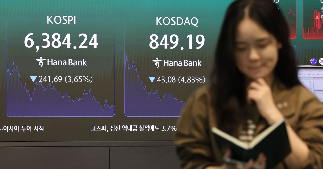 12日午後。ハナ銀行本店ディーリングルームのモニター。［写真 聯合ニュース］