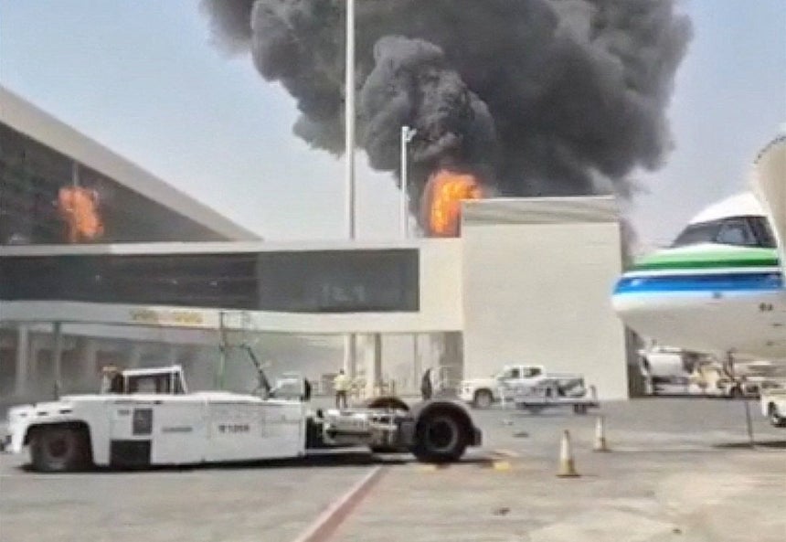 8日（現地時間）、サウジアラビアのリヤドにあるキング・ハーリド国際空港で、煙と炎が立ち上っている。イエメンの親イラン武装組織フーシ派は空港を攻撃したと主張した。［ロイター＝聯合ニュース］