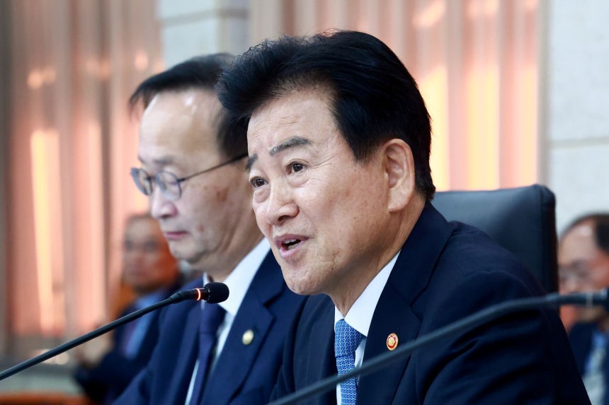 7日午前、ソウル南北会談本部で統一部、北朝鮮離脱住民支援財団、南北交流協力支援協会、民主平和統一諮問会議事務局に対する国政監査が開かれ、鄭東泳（チョン・ドンヨン）統一部長官が議員の質問に答えている。 チャン・ジンヨン記者