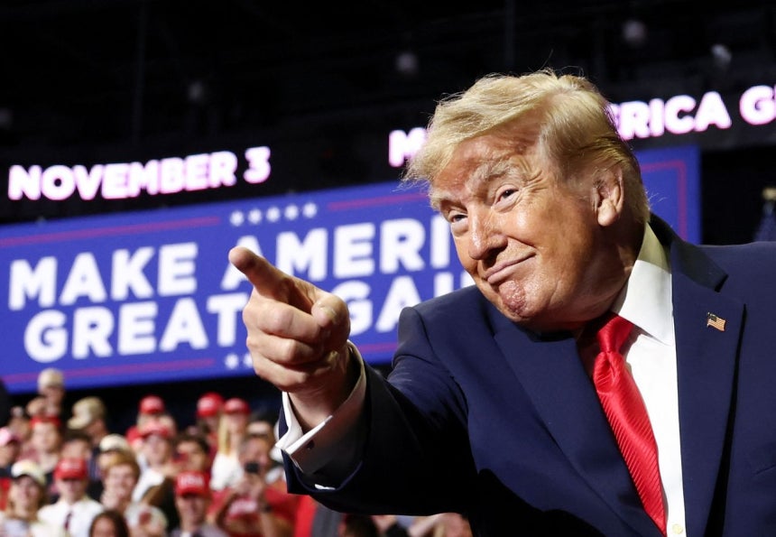 トランプ米大統領が12日にオハイオ州で開かれた中間選挙応援演説で支持者に反応している。［写真 ロイター＝聯合ニュース］