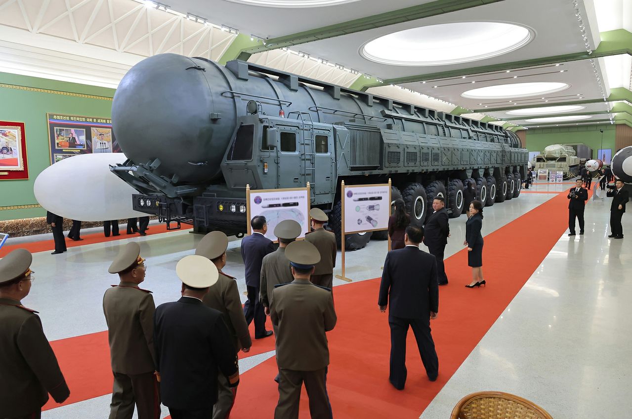 北朝鮮の労働新聞は13日、朝鮮労働党創建81周年（10日）を記念し、第2経済委員会の国防革命博物館の開館式が11日に行われたと報じた。金正恩（キム・ジョンウン）国務委員長は娘のジュエ氏とともに開館式に出席し、「強力な主体兵器は、独自の発展と進化の過程を経て、今後も絶え間なく開発・完成されていくだろう」と述べ、国防力の強化を続ける方針を改めて確認した。［労働新聞＝ニュース1］