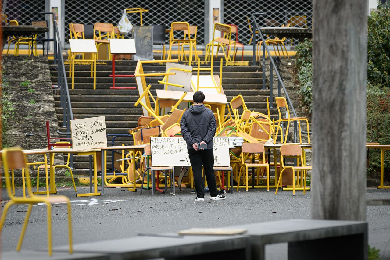 フランス西部レンヌのレンヌ第2大学で学生が12日にデモ隊が封鎖した建物の入口前に立っている。［写真 AFP=聯合ニュース］