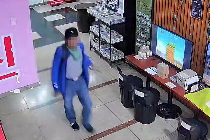 13日、仁川市九月洞（インチョンシ・クウォルドン）の大型複合商業施設で刃物による無差別襲撃事件が発生し、8人が負傷した。50代の男は両手に刃物を縛り付けた状態で犯行に及んだ。写真は防犯カメラに映った男の姿。［聯合ニュース］